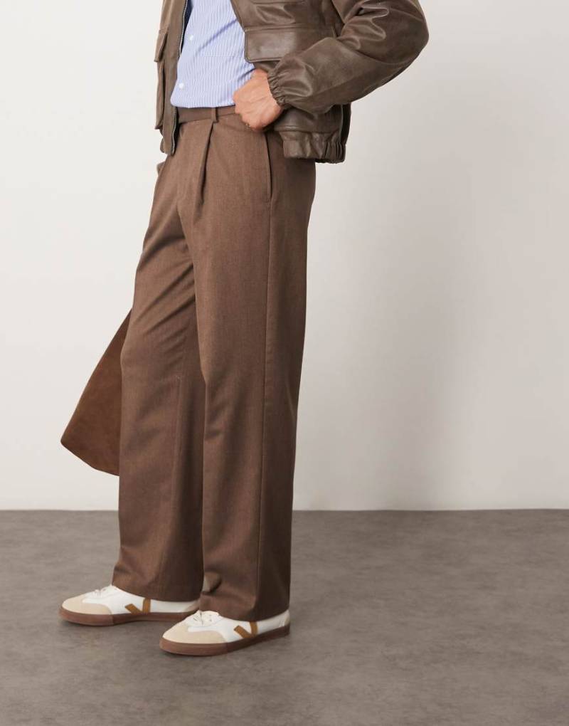ASOS DESIGN - Elegante, hochwertige Hose in Braun mit weitem Bein und zwei Bundfalten von ASOS DESIGN