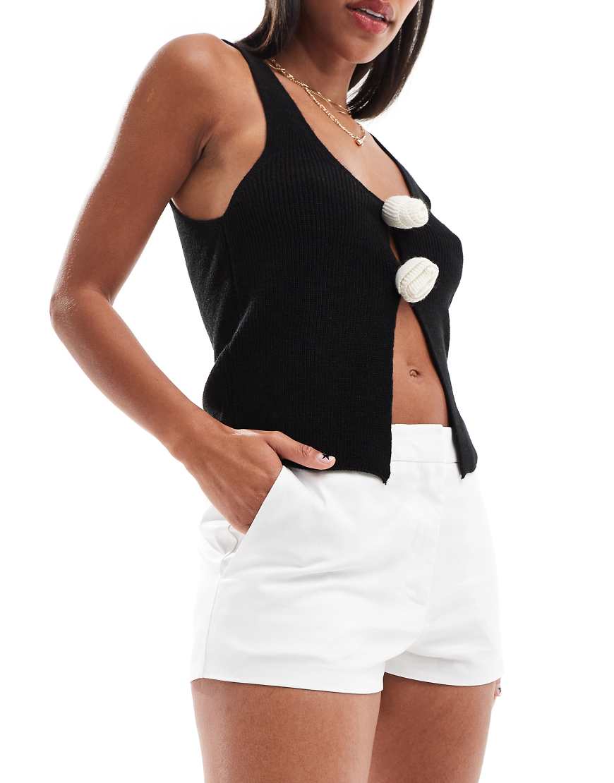 ASOS DESIGN - Elegante, knapp geschnittene Shorts in Elfenbein-Neutral von ASOS DESIGN