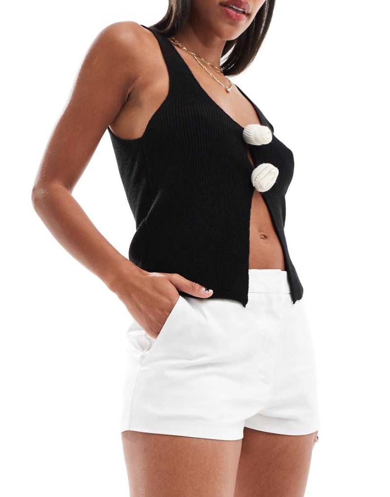 ASOS DESIGN - Elegante, knapp geschnittene Shorts in Elfenbein-Neutral von ASOS DESIGN