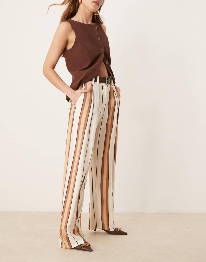 ASOS DESIGN - Elegante lockere Hose mit hellbraunen Streifen und Kunstledergürtel-Bunt von ASOS DESIGN