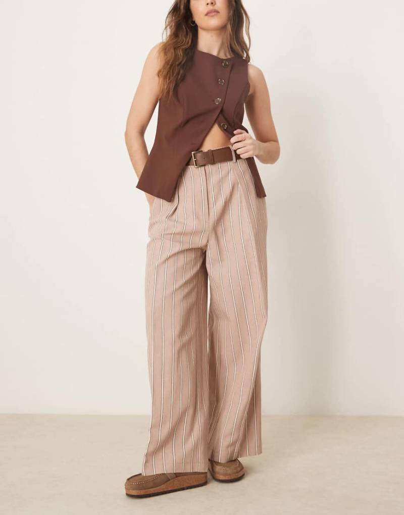 ASOS DESIGN - Elegante, knöchellange Relaxed-Fit-Hose in gestreiftem Mokka mit Kunstledergürtel-Rosa von ASOS DESIGN