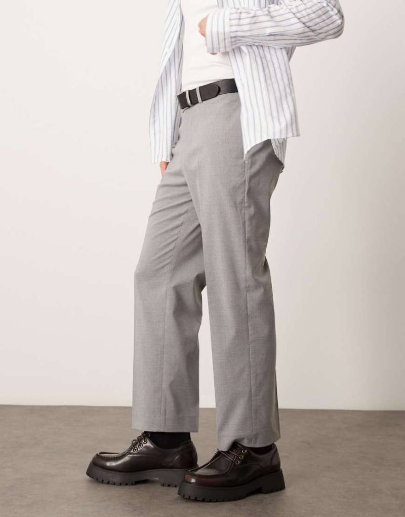 ASOS DESIGN - Elegante, kurz geschnittene Hose in Grau meliert von ASOS DESIGN