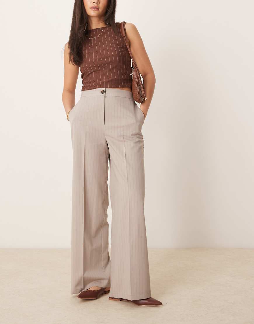 ASOS DESIGN - Elegante, locker geschnittene Hose in Braun mit Streifen-Bunt ASOS DESIGN - Elegante, locker geschnittene Hose in Braun mit Streifen-Bunt von ASOS DESIGN