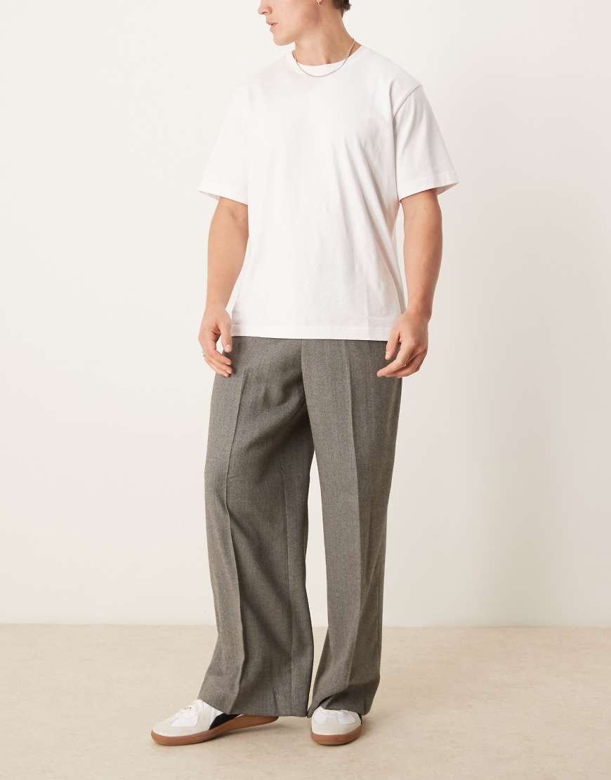 ASOS DESIGN - Elegante, locker geschnittene Hose in grauer Wolloptik mit Fischgrätmuster ASOS DESIGN - Elegante, locker geschnittene Hose in grauer Wolloptik mit Fischgrätmuster von ASOS DESIGN