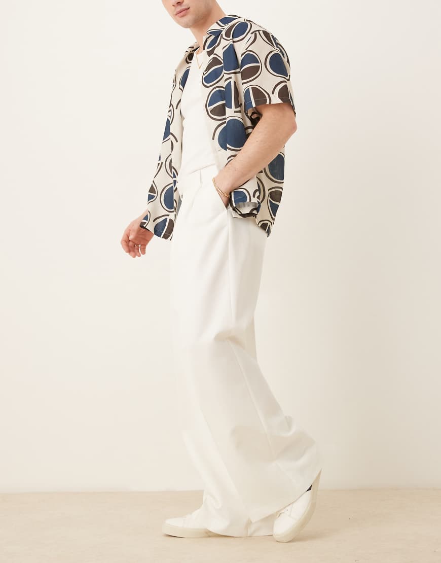 ASOS DESIGN - Elegante, locker sitzende Hose in Weiß mit weitem Bein und Bundfalten ASOS DESIGN - Elegante, locker sitzende Hose in Weiß mit weitem Bein und Bundfalten von ASOS DESIGN
