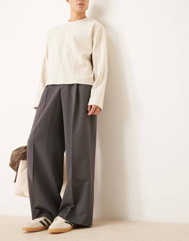 ASOS DESIGN - Elegante, lockere Hose in Anthrazit mit Bundfalten vorn-Grau von ASOS DESIGN