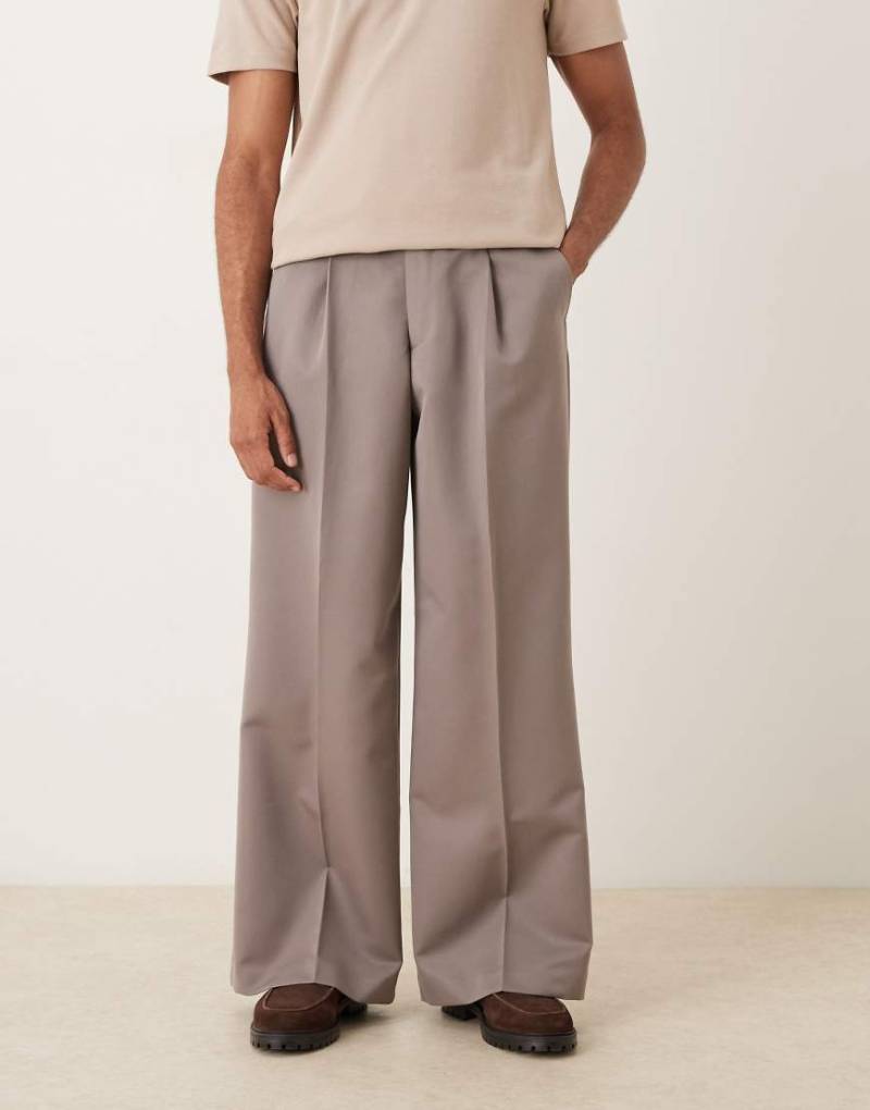 ASOS DESIGN - Elegante, lockere Hose in Braun mit weitem Bein und Bundfalten vorn-Brown von ASOS DESIGN