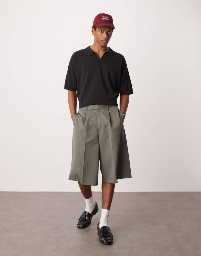 ASOS DESIGN - Elegante Oversize-Bermudashorts in gedecktem Grün mit Bundfalten von ASOS DESIGN
