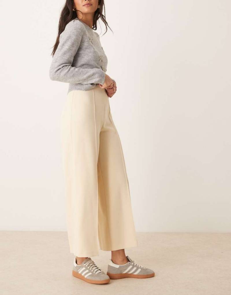 ASOS DESIGN - Elegante, schlichte, knöchellange Hose in Buttermilchgelb mit weitem Bein-Weiß ASOS DESIGN - Elegante, schlichte, knöchellange Hose in Buttermilchgelb mit weitem Bein-Weiß von ASOS DESIGN