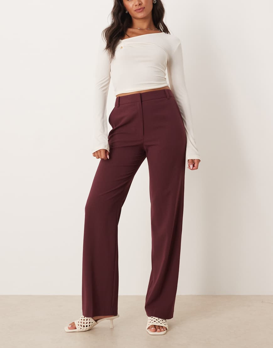 ASOS DESIGN - Elegante, schmal geschnittene Hose in Maulbeerrot mit geradem Schnitt von ASOS DESIGN
