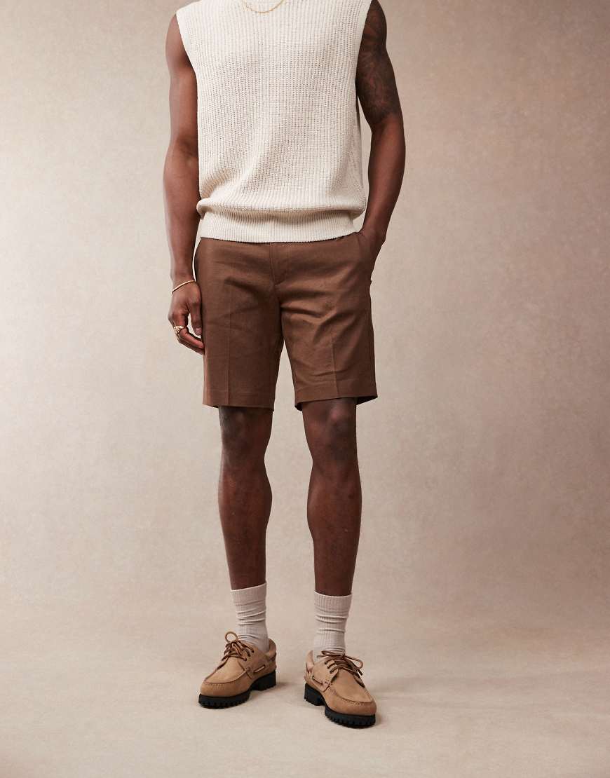 ASOS DESIGN - Elegante, schmal geschnittene Shorts aus Leinenmix in Braun von ASOS DESIGN