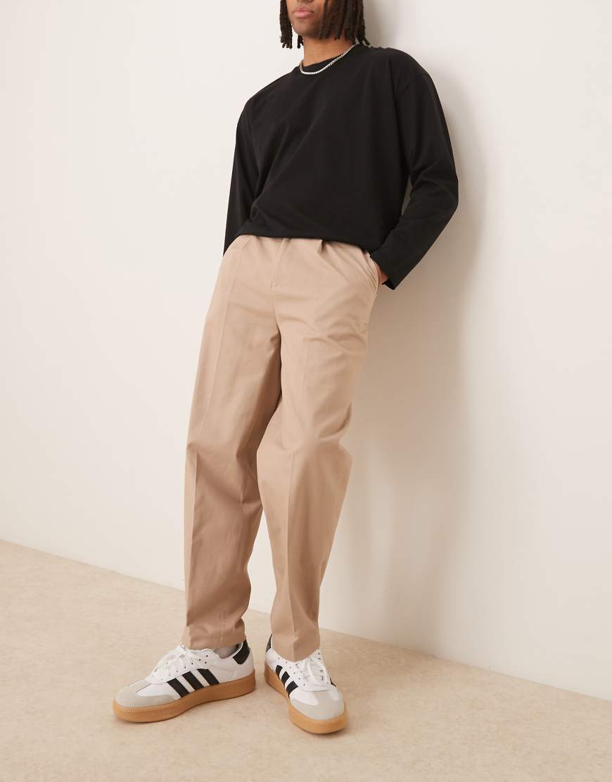 ASOS DESIGN - Elegante, schmal zulaufende Baumwoll-Chinohose in hellem Steinbeige mit Oversize-Schnitt und seitlichen Reglerlaschen-Neutral ASOS DESIGN - Elegante, schmal zulaufende Baumwoll-Chinohose in hellem Steinbeige mit Oversize-Schnitt und seitlichen Reglerlaschen-Neutral von ASOS DESIGN