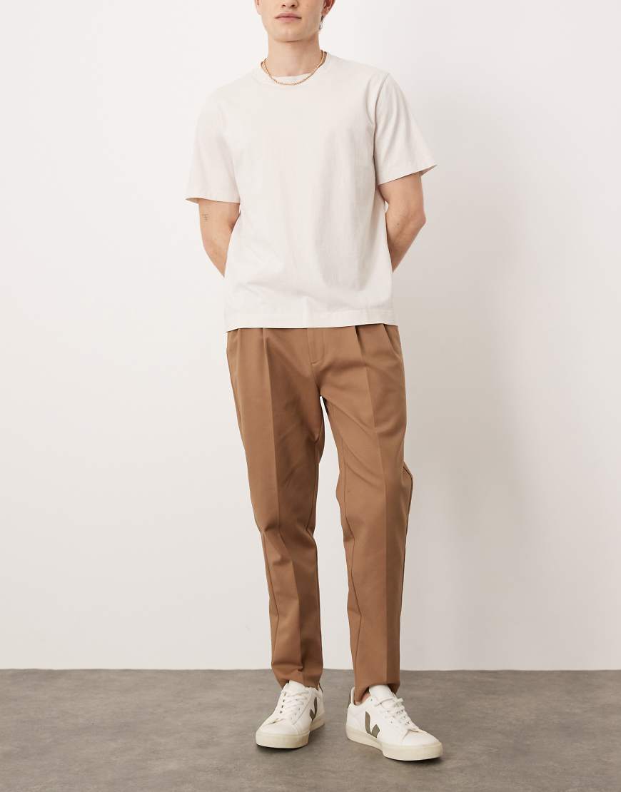 ASOS DESIGN - Elegante, schmal zulaufende Chinohose aus Baumwolle in Braun ASOS DESIGN - Elegante, schmal zulaufende Chinohose aus Baumwolle in Braun von ASOS DESIGN