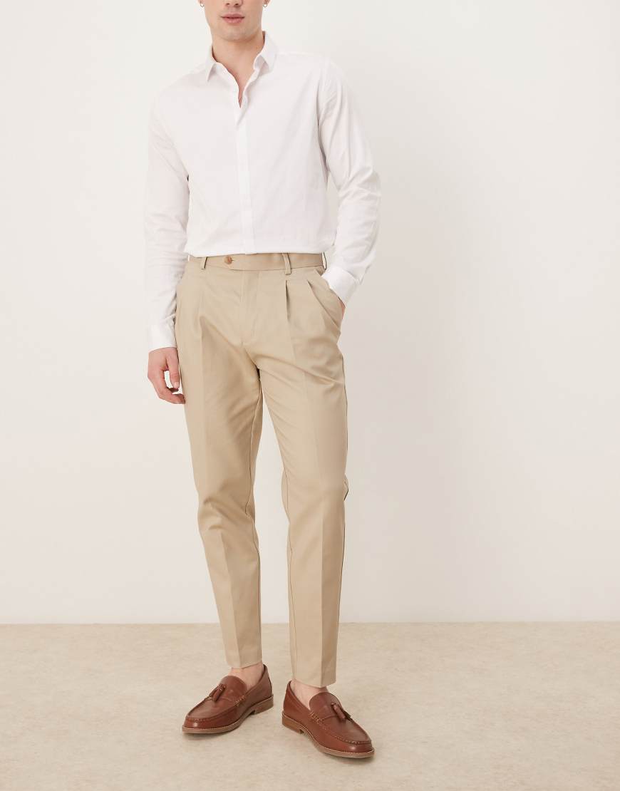 ASOS DESIGN - Elegante, schmal zulaufende Chinohose aus Baumwolle in Kamelbraun-Neutral ASOS DESIGN - Elegante, schmal zulaufende Chinohose aus Baumwolle in Kamelbraun-Neutral von ASOS DESIGN