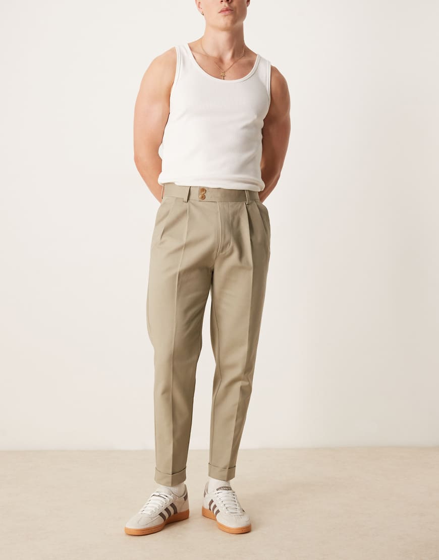 ASOS DESIGN - Elegante, schmal zulaufende Chinohose aus Baumwolle in Khaki-Grün von ASOS DESIGN