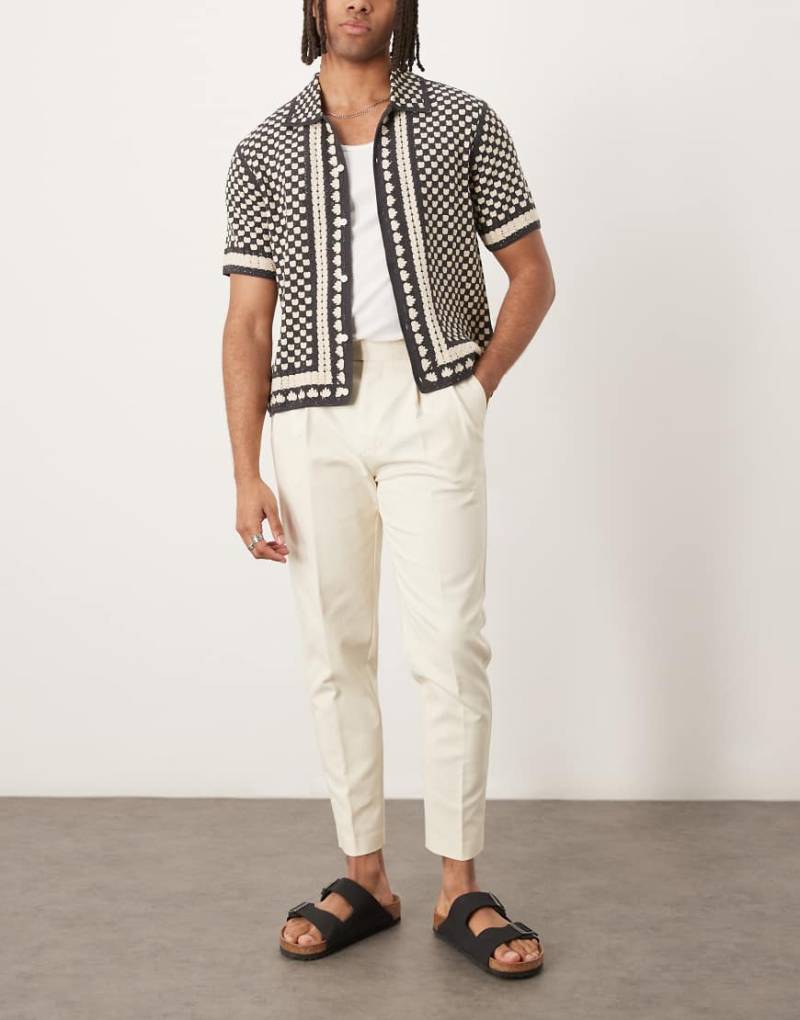 ASOS DESIGN - Elegante, schmal zulaufende Chinohose aus Baumwolle in Weiß von ASOS DESIGN