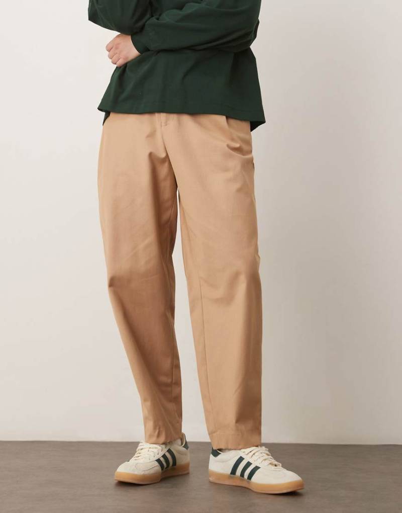 ASOS DESIGN - Elegante, schmal zulaufende Chinohose in Hellbraun mit doppelten Bundfalten und Elastikbund von ASOS DESIGN