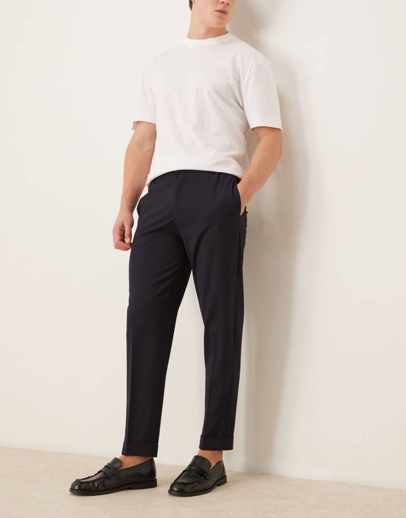 ASOS DESIGN - Elegante, schmal zulaufende Chinohose in Marineblau mit Mikrostruktur und elastischem Bund von ASOS DESIGN