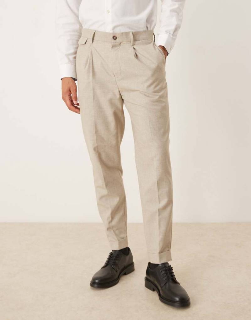 ASOS DESIGN - Elegante, schmal zulaufende Chinohose in kariertem Neutral mit Bügelfalten von ASOS DESIGN