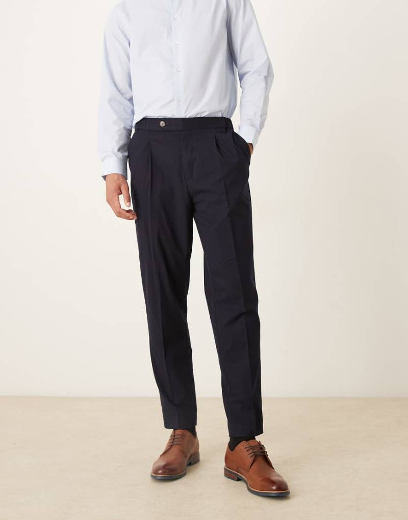 ASOS DESIGN - Elegante, schmal zulaufende Hose aus Flanell in Marineblau mit elastischem Bund von ASOS DESIGN