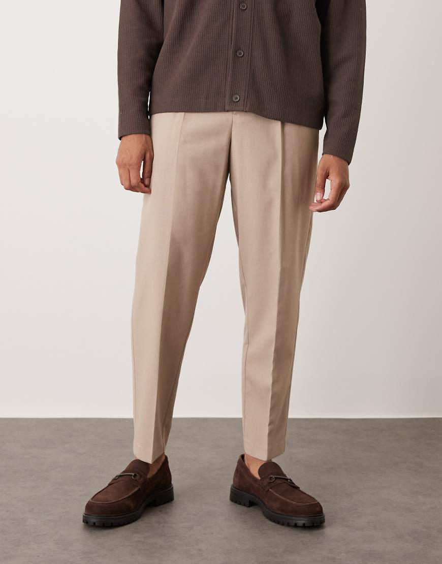 ASOS DESIGN - Elegante, schmal zulaufende Hose aus Flanell in Steinbeige mit lockerer Passform und Bundfalte vorne-Neutral von ASOS DESIGN