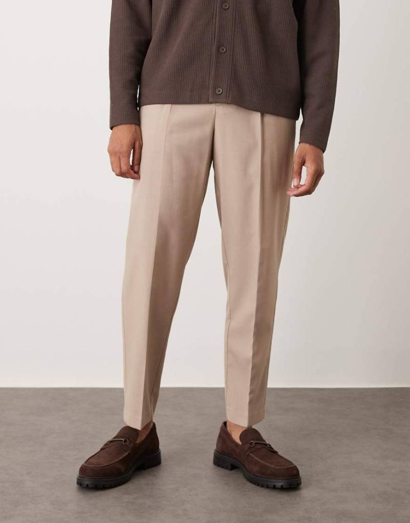 ASOS DESIGN - Elegante, schmal zulaufende Hose aus Flanell in Steinbeige mit lockerer Passform und Bundfalte vorne-Neutral von ASOS DESIGN