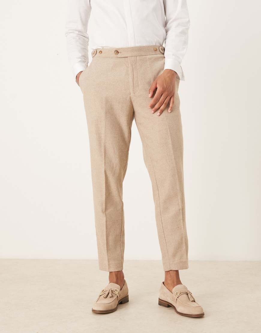 ASOS DESIGN - Elegante, schmal zulaufende Hose aus Wollmix in Stein mit seitlicher Verstellfunktion-Neutral von ASOS DESIGN