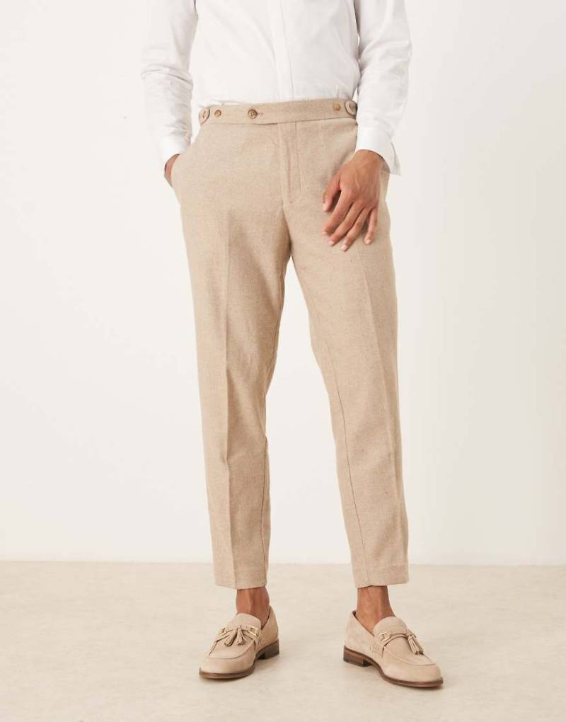 ASOS DESIGN - Elegante, schmal zulaufende Hose aus Wollmix in Stein mit seitlicher Verstellfunktion-Neutral von ASOS DESIGN