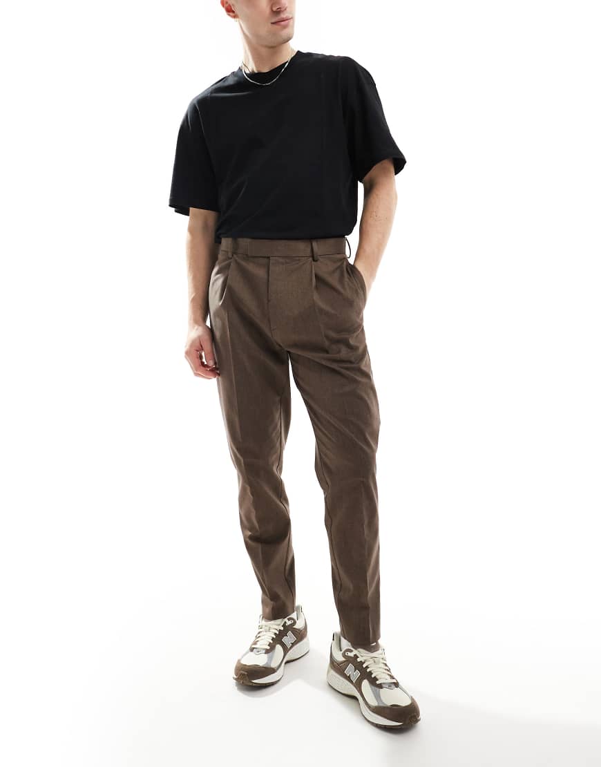 ASOS DESIGN - Elegante, schmal zulaufende Hose aus hochwertigem Material in Braun ASOS DESIGN - Elegante, schmal zulaufende Hose aus hochwertigem Material in Braun von ASOS DESIGN