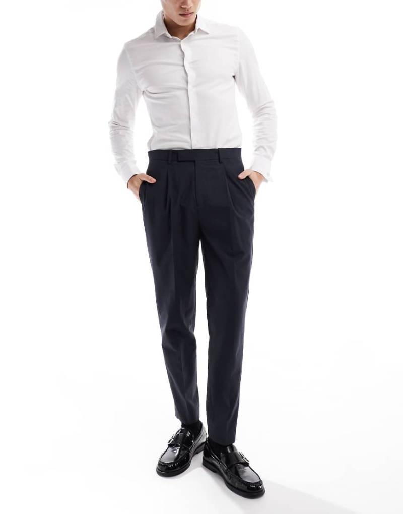 ASOS DESIGN - Elegante, schmal zulaufende Hose in Anthrazit mit Bundfalten-Grau von ASOS DESIGN