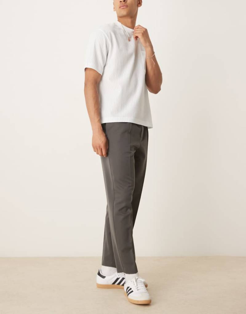 ASOS DESIGN - Elegante, schmal zulaufende Hose in Anthrazit mit Bundfalten und lockerem Schnitt-Grau von ASOS DESIGN