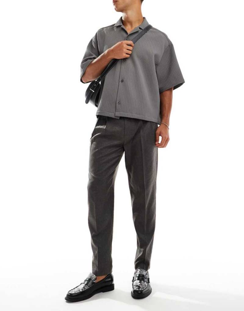 ASOS DESIGN - Elegante, schmal zulaufende Hose in Braun mit Fischgrätmuster von ASOS DESIGN