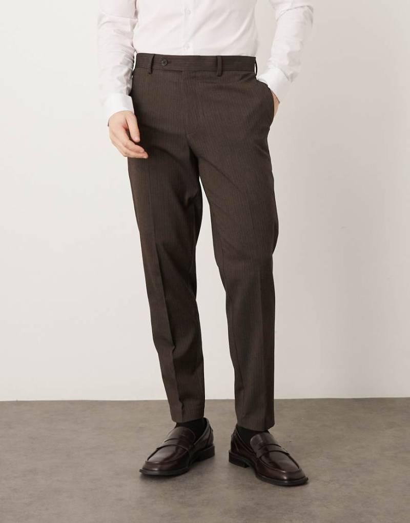ASOS DESIGN - Elegante, schmal zulaufende Hose in Braun mit Streifengewebe-Brown von ASOS DESIGN