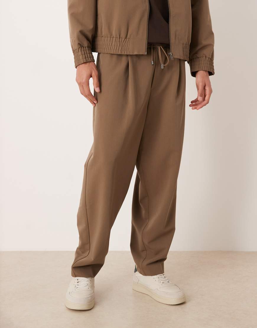 ASOS DESIGN - Elegante, schmal zulaufende Hose in Braun mit elastischem Bund, Kombiteil-Brown von ASOS DESIGN