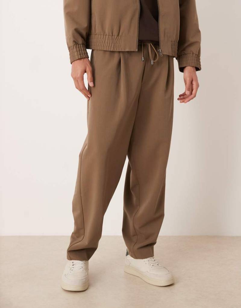 ASOS DESIGN - Elegante, schmal zulaufende Hose in Braun mit elastischem Bund, Kombiteil-Brown von ASOS DESIGN