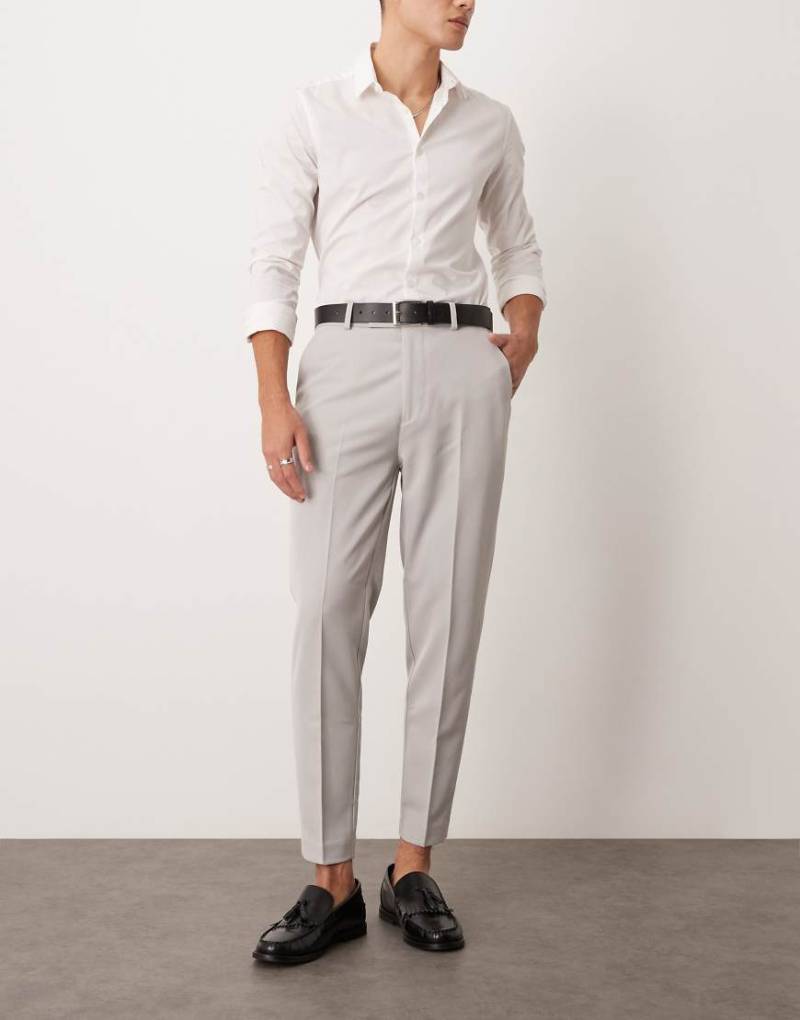 ASOS DESIGN - Elegante, schmal zulaufende Hose in Hellgrau von ASOS DESIGN