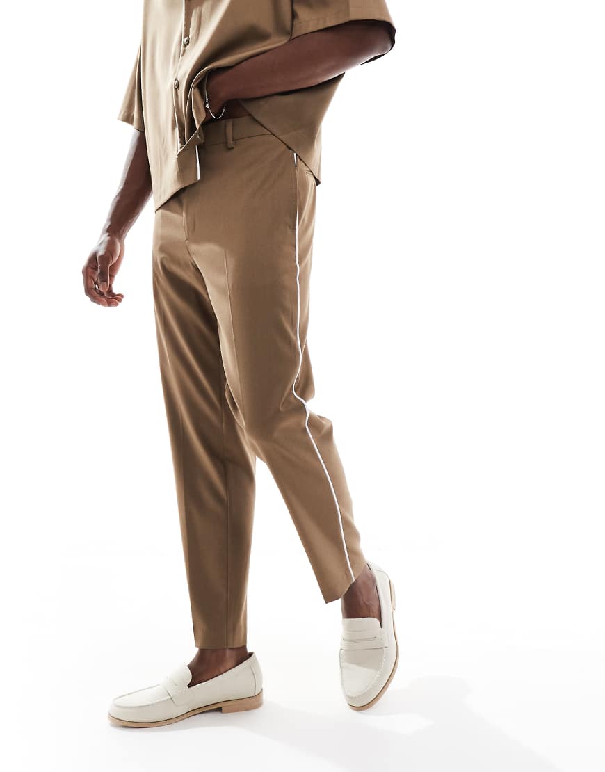 ASOS DESIGN - Elegante, schmal zulaufende Hose in Kamelbraun mit seitlicher Paspelierung von ASOS DESIGN