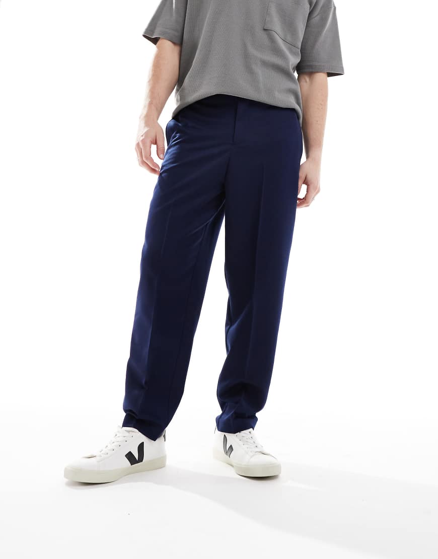 ASOS DESIGN - Elegante, schmal zulaufende Hose in Marineblau mit lockerem Schnitt ASOS DESIGN - Elegante, schmal zulaufende Hose in Marineblau mit lockerem Schnitt von ASOS DESIGN