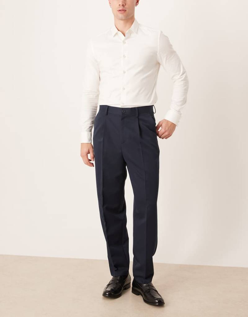 ASOS DESIGN - Elegante, schmal zulaufende Hose in Marineblau mit lockerer Passform und Bundfalte vorne von ASOS DESIGN