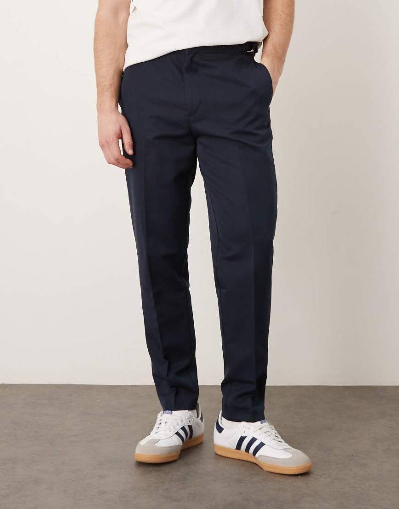 ASOS DESIGN - Elegante, schmal zulaufende Hose in Marineblau mit verstellbaren Seiten von ASOS DESIGN