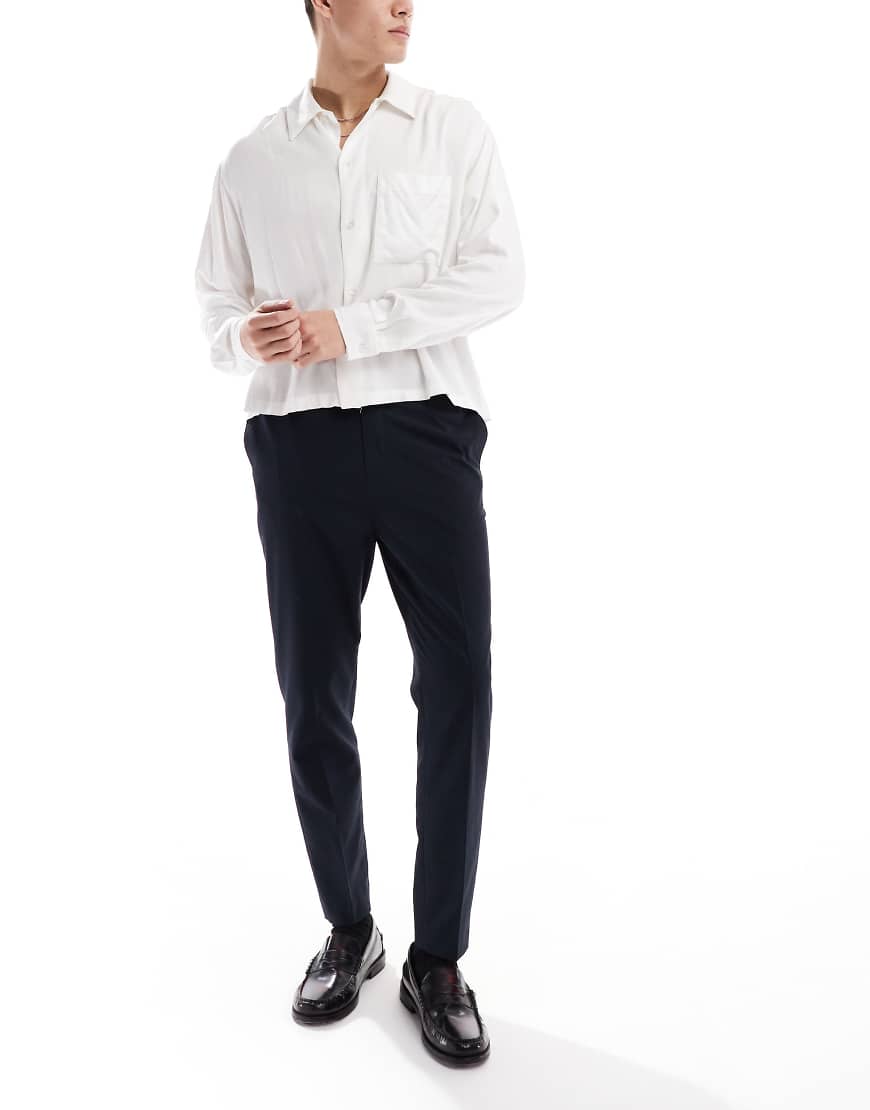 ASOS DESIGN - Elegante, schmal zulaufende Hose in Marineblau von ASOS DESIGN