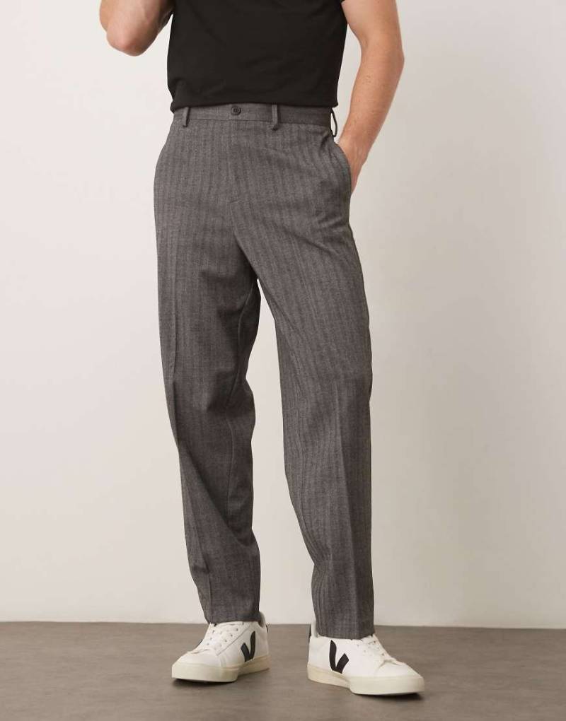 ASOS DESIGN - Elegante, schmal zulaufende Hose in Schwarz mit Fischgrätmuster und lockerem Schnitt ASOS DESIGN - Elegante, schmal zulaufende Hose in Schwarz mit Fischgrätmuster und lockerem Schnitt von ASOS DESIGN