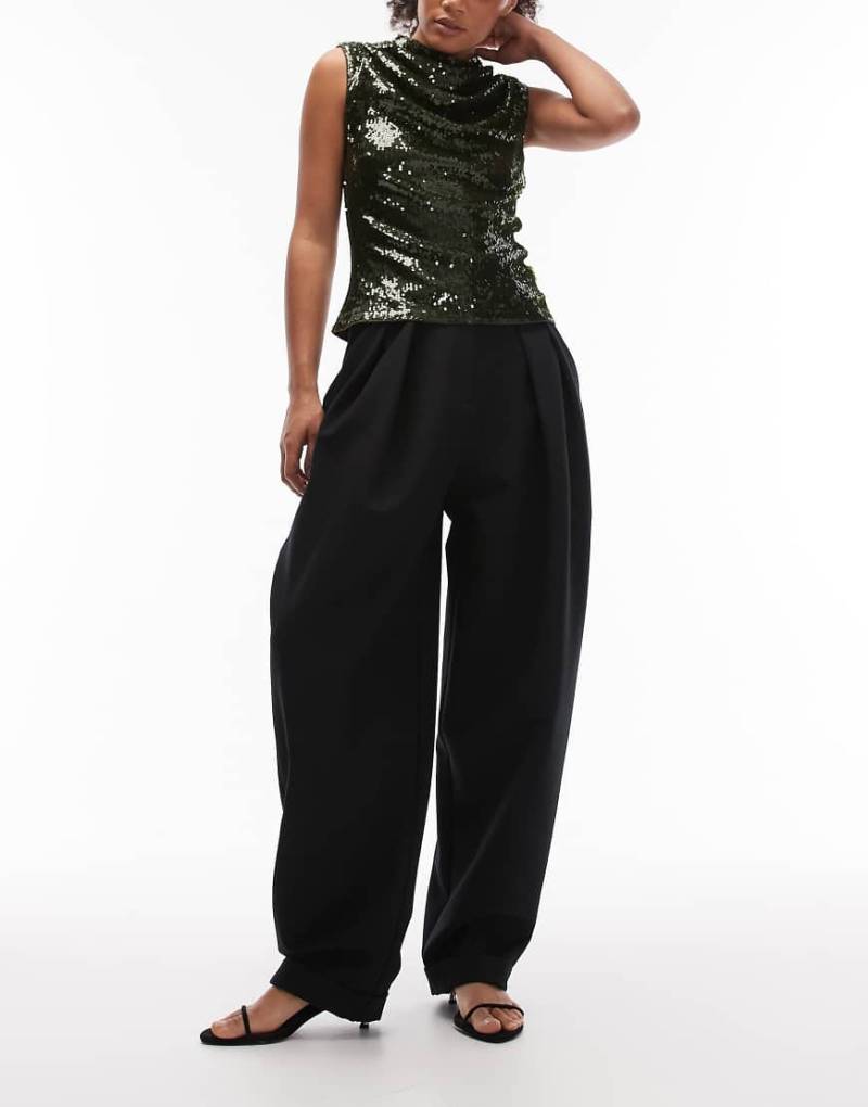 ASOS DESIGN - Elegante, schmal zulaufende Hose in Schwarz mit Umschlagsaum und abgerundetem Beinschnitt von ASOS DESIGN