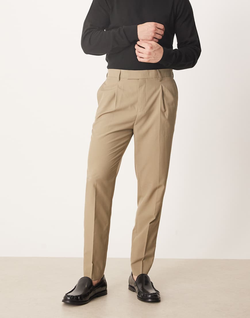 ASOS DESIGN - Elegante, schmal zulaufende Hose in dunklem Steinbeige mit Bundfalte-Neutral von ASOS DESIGN