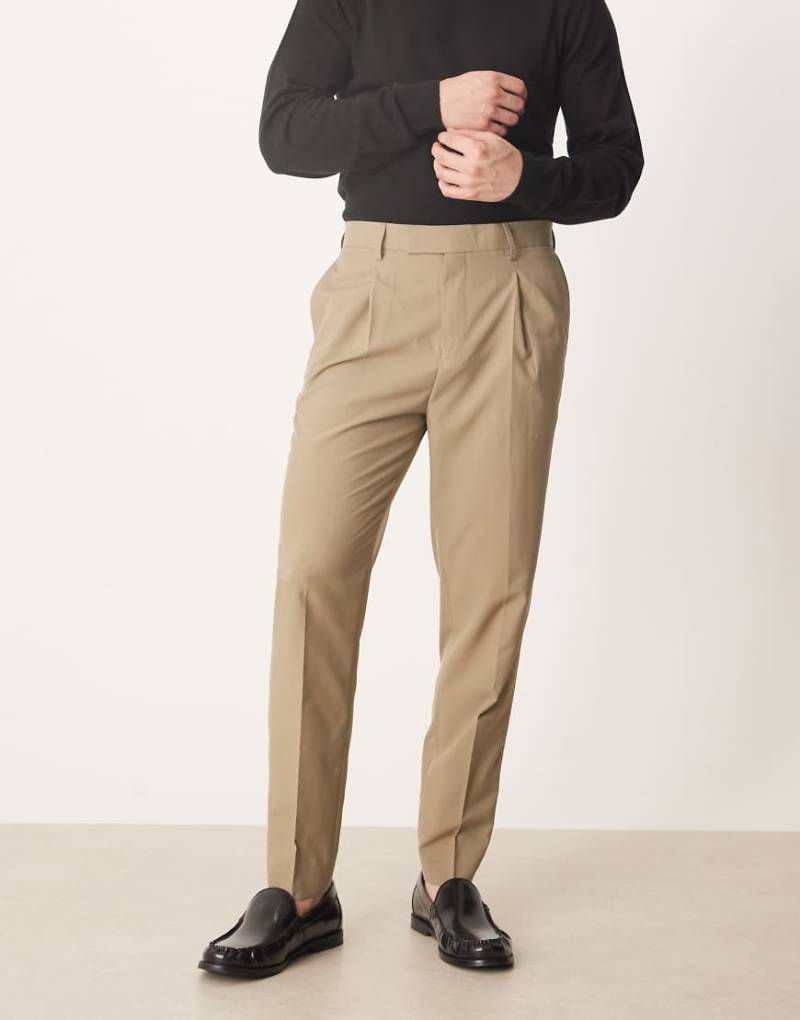 ASOS DESIGN - Elegante, schmal zulaufende Hose in dunklem Steinbeige mit Bundfalte-Neutral von ASOS DESIGN