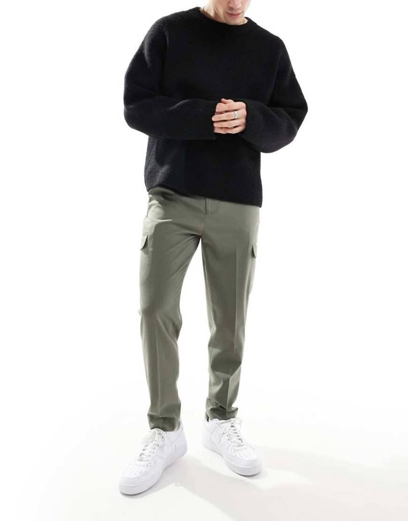 ASOS DESIGN - Elegante, schmal zulaufende Hose in gedecktem Grün mit Cargo-Taschen von ASOS DESIGN