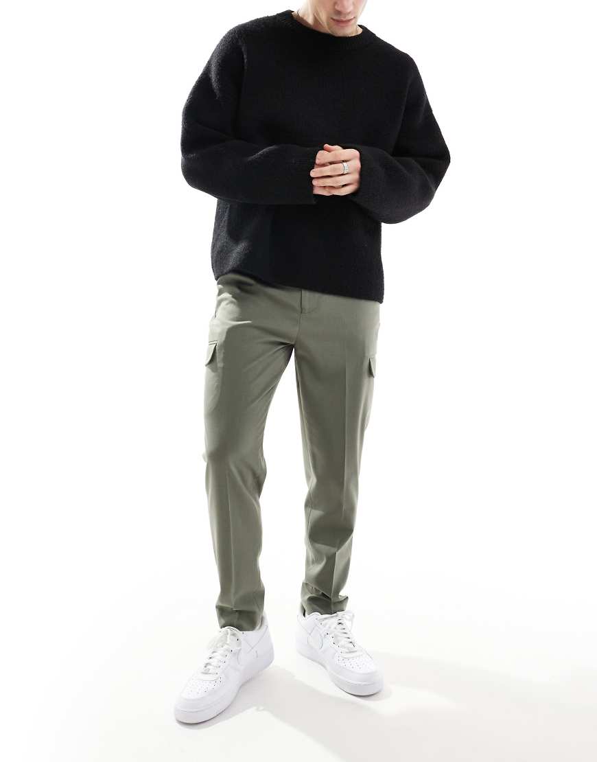 ASOS DESIGN - Elegante, schmal zulaufende Hose in gedecktem Grün mit Cargo-Taschen ASOS DESIGN - Elegante, schmal zulaufende Hose in gedecktem Grün mit Cargo-Taschen von ASOS DESIGN