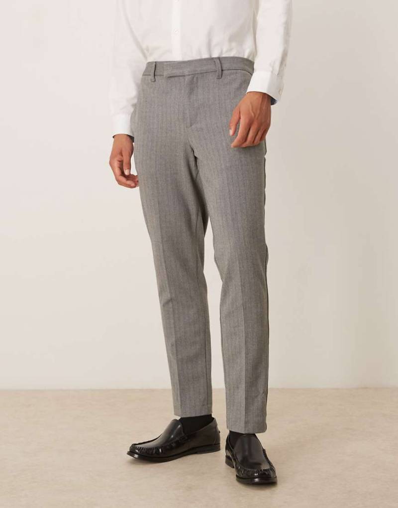 ASOS DESIGN - Elegante, schmal zulaufende Hose in grauer Wolloptik mit Fischgrätmuster-Schwarz von ASOS DESIGN