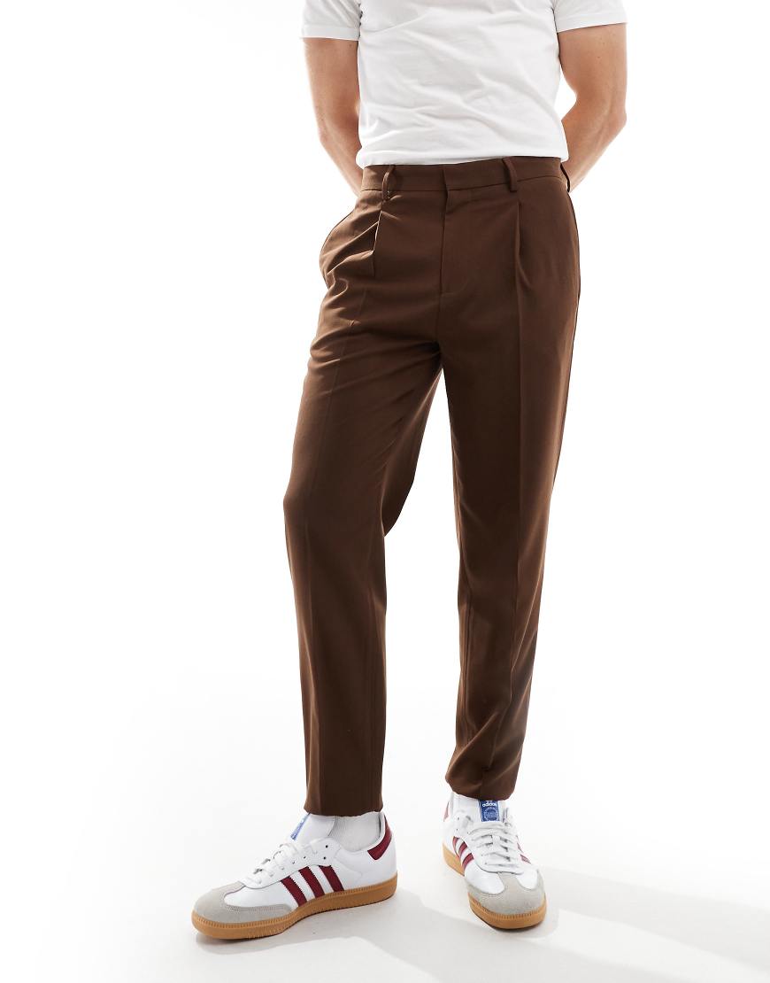 ASOS DESIGN - Elegante, schmal zulaufende Jogginghose in Braun ASOS DESIGN - Elegante, schmal zulaufende Jogginghose in Braun von ASOS DESIGN