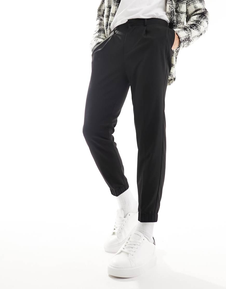ASOS DESIGN - Elegante, schmal zulaufende Jogginghose in Schwarz ASOS DESIGN - Elegante, schmal zulaufende Jogginghose in Schwarz von ASOS DESIGN